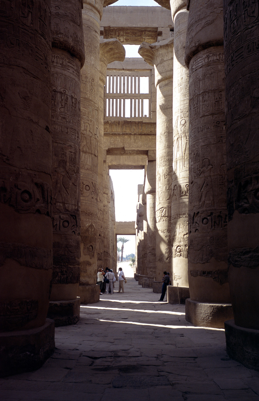 egyp03_33 karnak colonnes.jpg - Thèbes Est temple de Karnak Des colonnes de taille écrasante Provia 100 F
